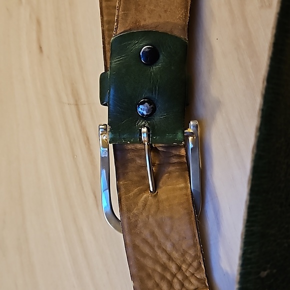 Heavily loved old green leather belt with lots of work wear and patina. - Picture 3 of 7